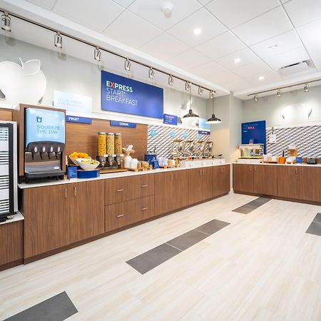 Holiday Inn Express & Suites - Fort Myers Airport By Ihg Экстерьер фото