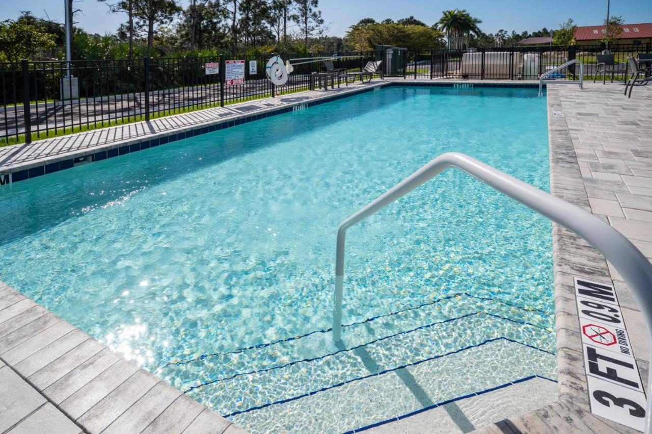 Holiday Inn Express & Suites - Fort Myers Airport By Ihg Экстерьер фото