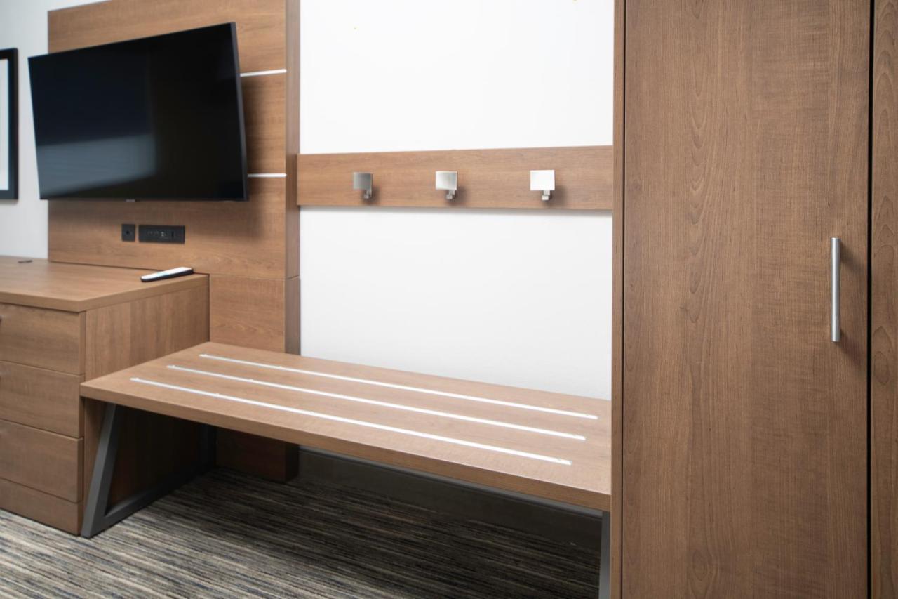 Holiday Inn Express & Suites - Fort Myers Airport By Ihg Экстерьер фото