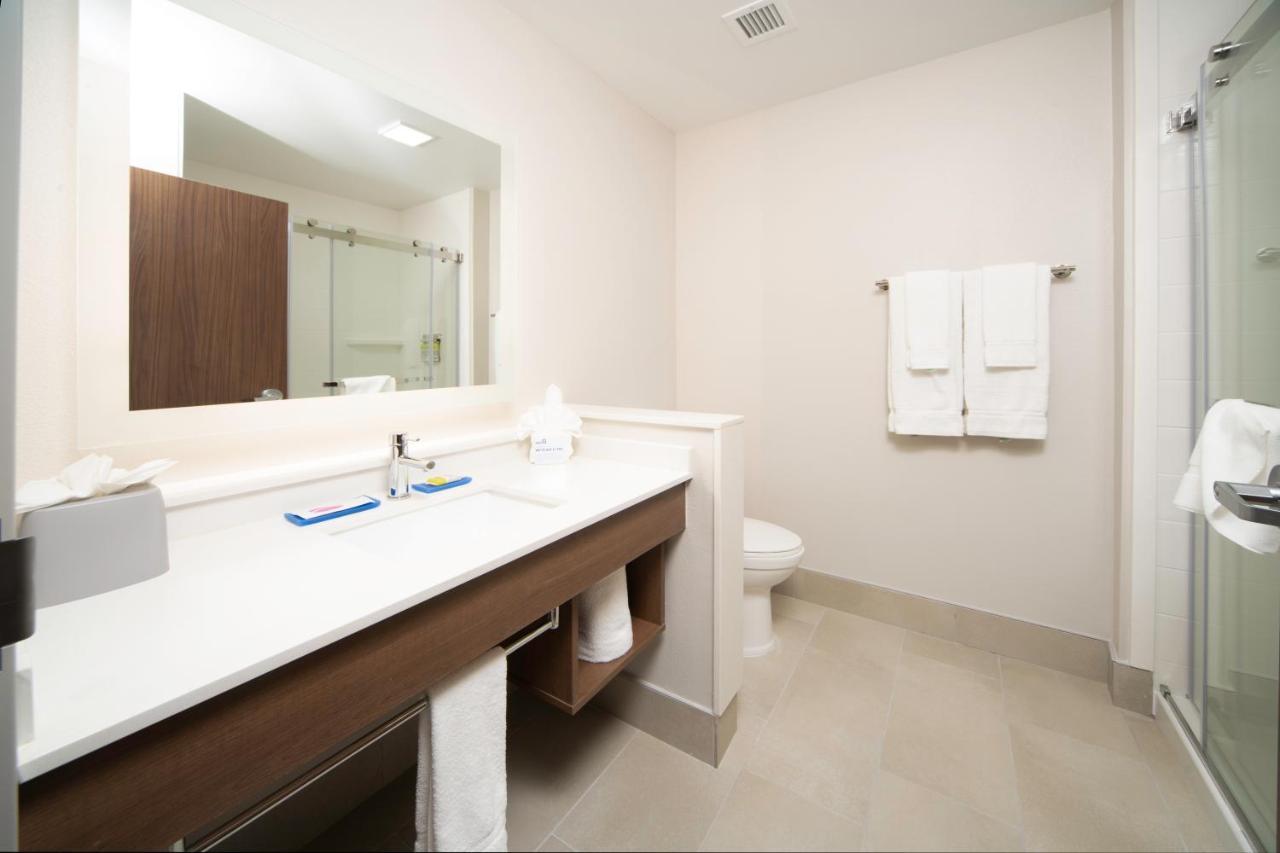 Holiday Inn Express & Suites - Fort Myers Airport By Ihg Экстерьер фото