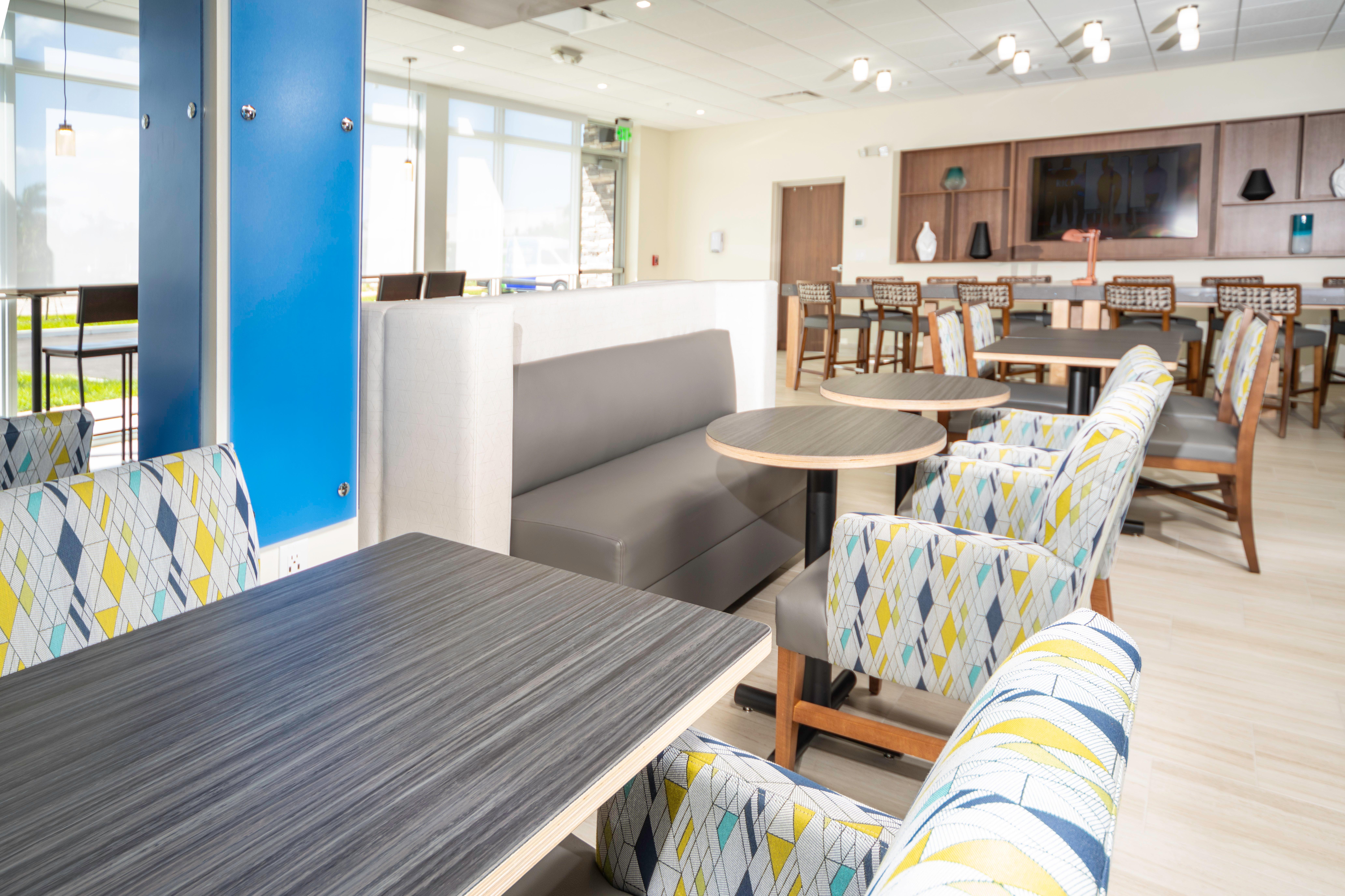 Holiday Inn Express & Suites - Fort Myers Airport By Ihg Экстерьер фото