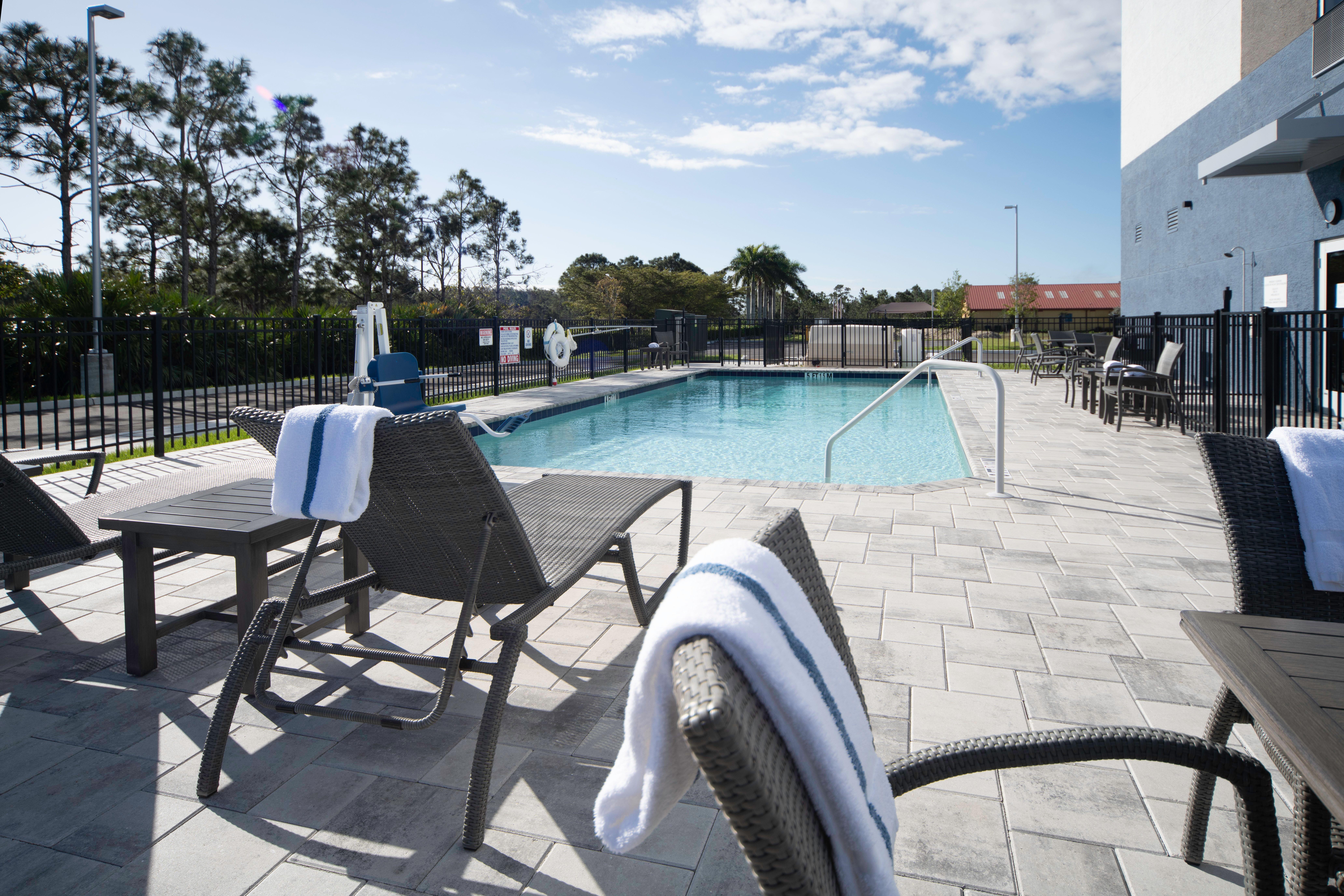 Holiday Inn Express & Suites - Fort Myers Airport By Ihg Экстерьер фото