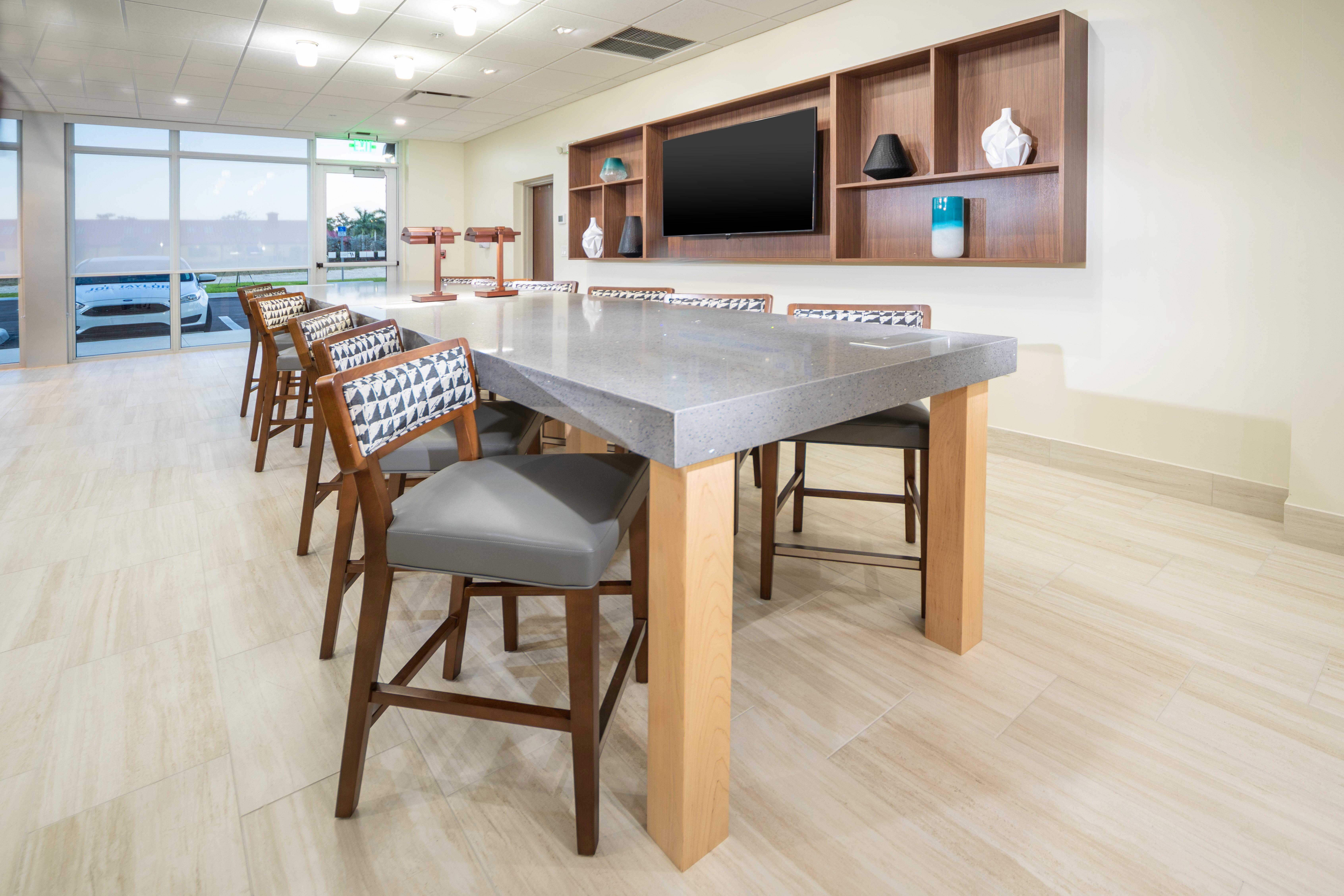 Holiday Inn Express & Suites - Fort Myers Airport By Ihg Экстерьер фото