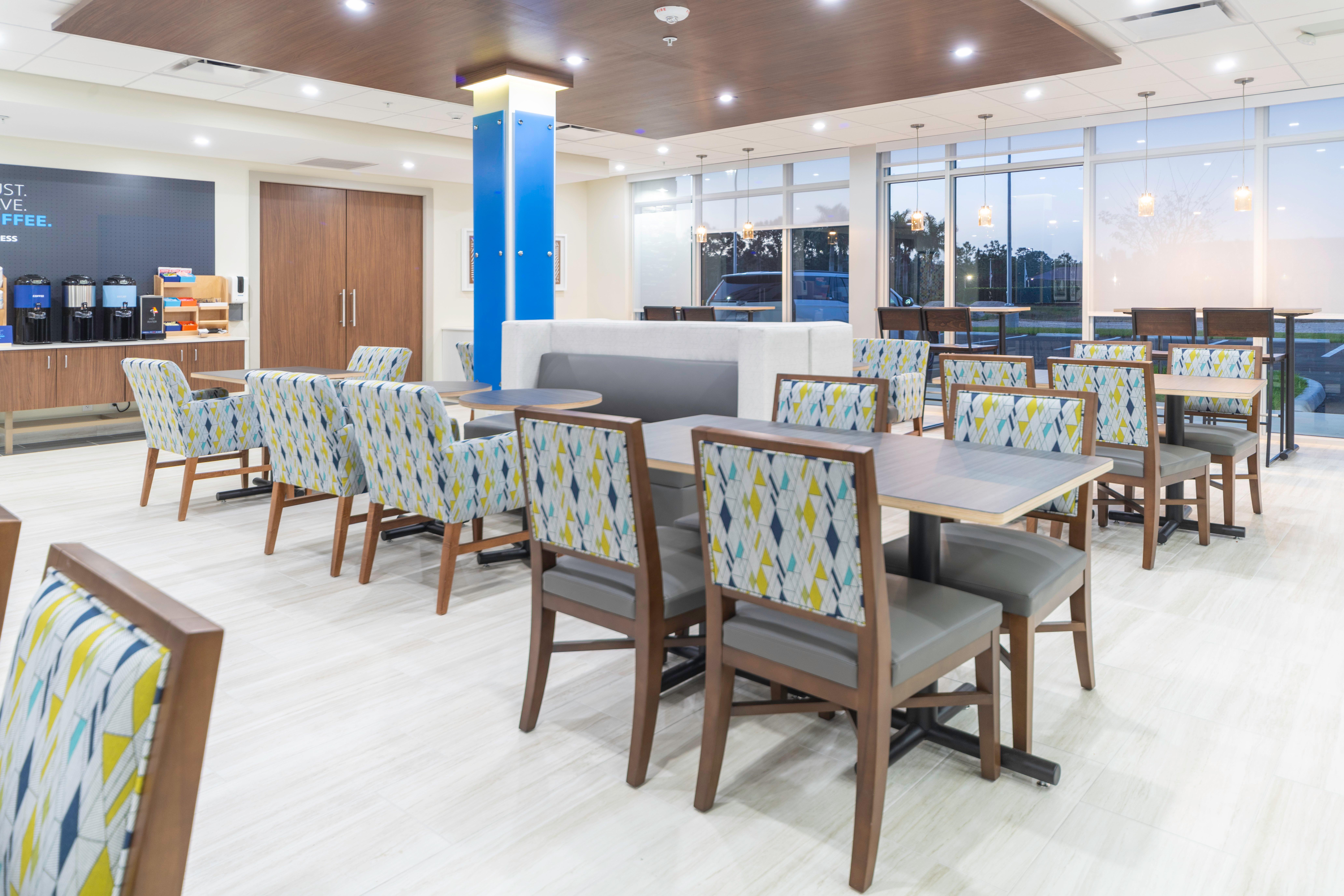 Holiday Inn Express & Suites - Fort Myers Airport By Ihg Экстерьер фото